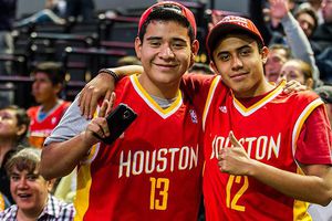 Afición mexicana vibra con regreso de la NBA