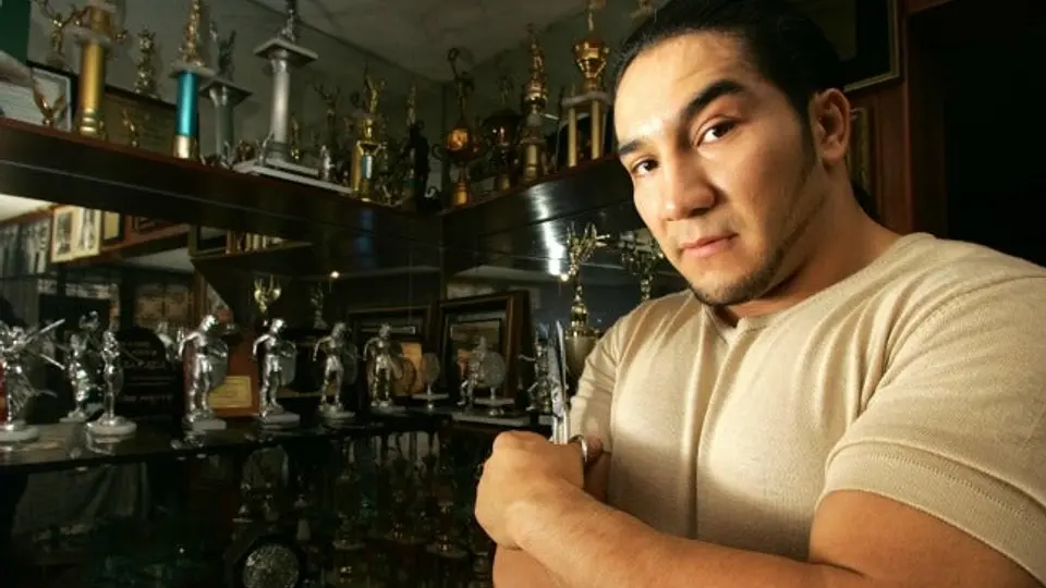 Perro Aguayo asiste al funeral de su hijo