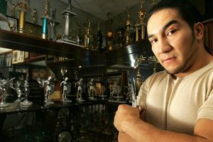 Perro Aguayo asiste al funeral de su hijo