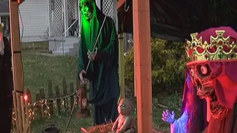 Hombre convierte su Nacimiento' en zombie