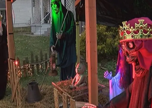 Hombre convierte su Nacimiento' en zombie
