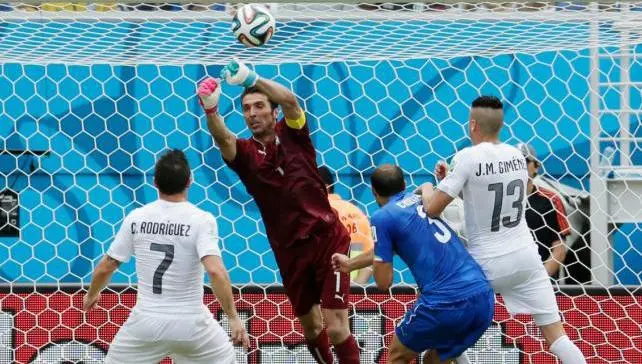 Gianluigi Buffon, durante el juego entre Italia y Uruguay en Brasil 2014 | AP