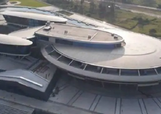 Fan millonario construye oficinas estilo 'Star Trek'