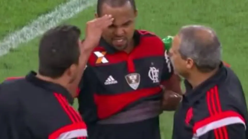 Jugador brasileño se fractura el cráneo durante partido