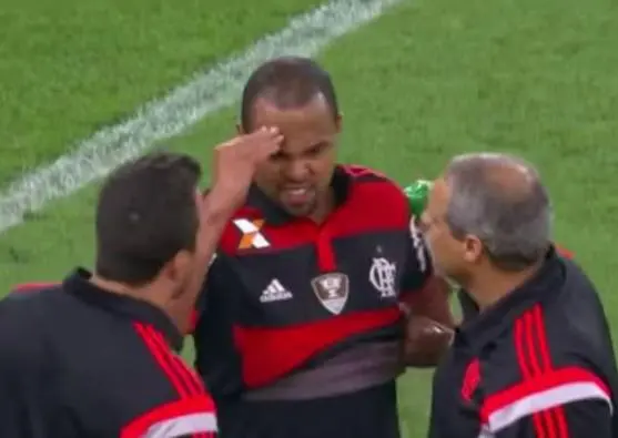 Jugador brasileño se fractura el cráneo durante partido