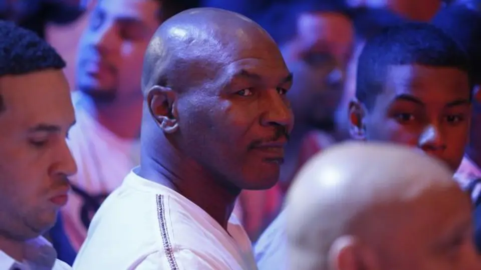 Mike Tyson da codazo a fan que buscaba selfie
