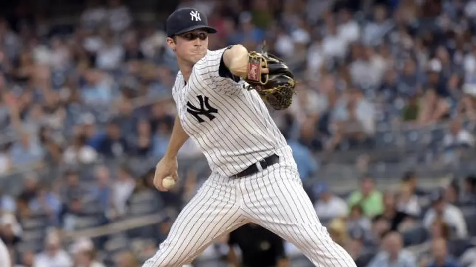 Pitcher de los Yanquis recibe pelotazo en el rostro