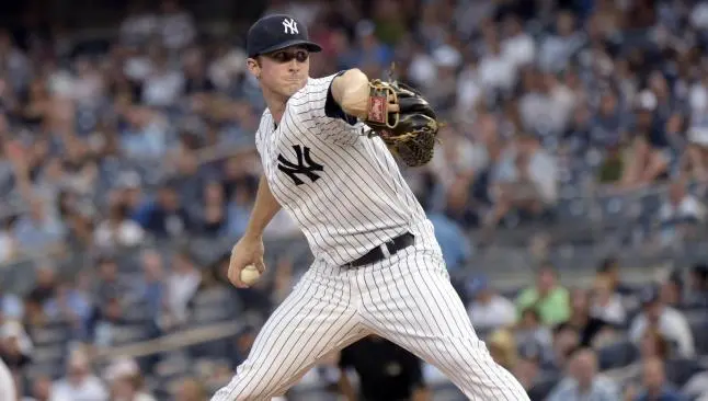 Pitcher de los Yanquis recibe pelotazo en el rostro