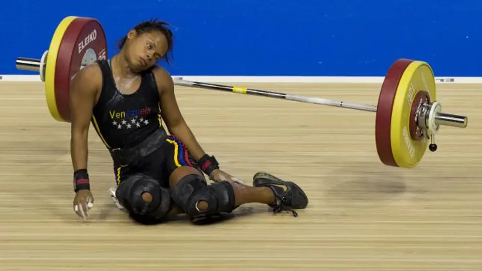 Halterista venezolana se desmaya en plena competencia