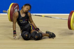 Halterista venezolana se desmaya en plena competencia