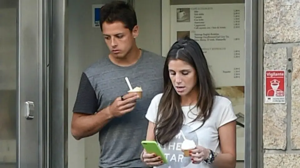 Chicharito pasea con su novia por las calles de Madrid