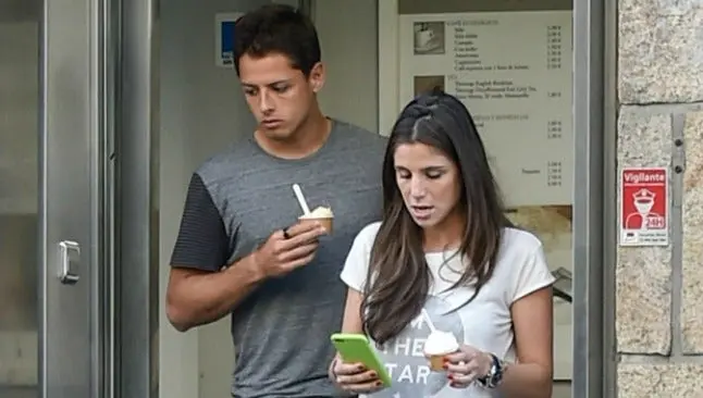 Chicharito pasea con su novia por las calles de Madrid