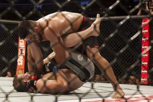 Kelvin Gastelum vence por TKO a Marquardt