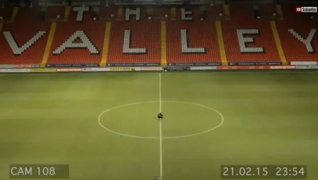 Pareja teniendo sexo en cancha, una campaña del Charlton