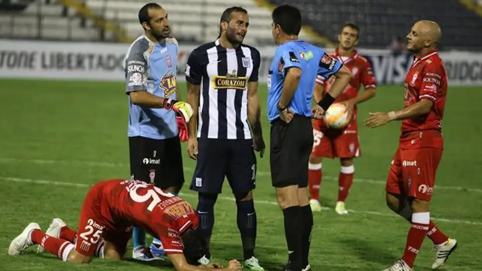 Alianza Lima protesta en pleno partido tras hechos violentos