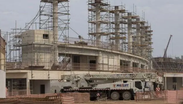 Construcción de sedes olímpicas viola leyes laborales de Brasil