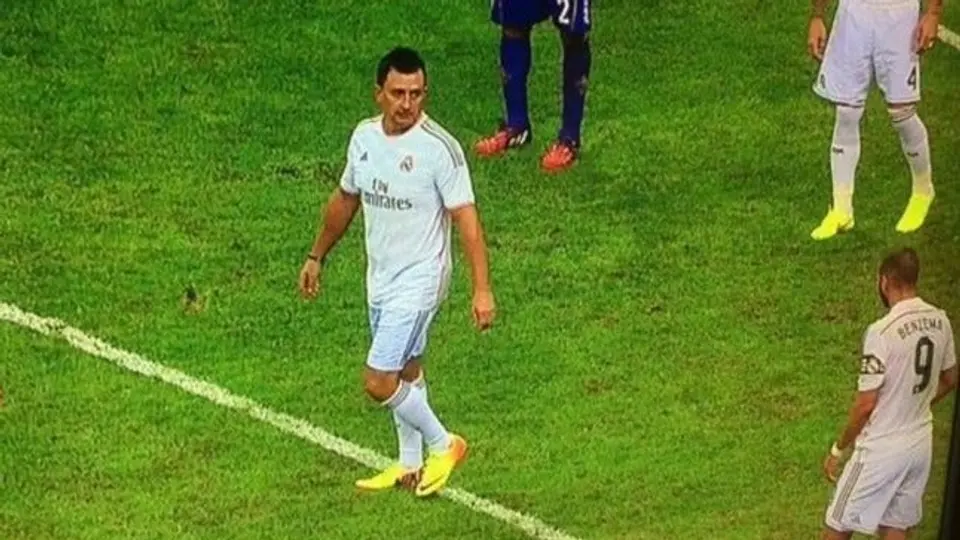 Espontáneo invade cancha vestido de CR7