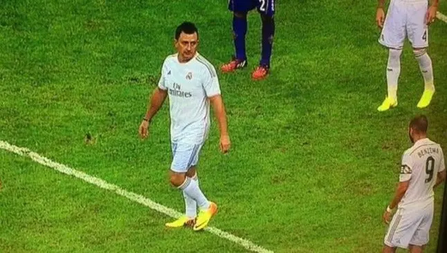 Espontáneo invade cancha vestido de CR7