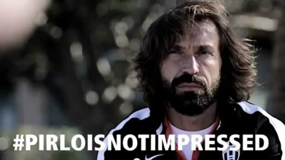 Ni dos bellezas pueden impresionar a Pirlo