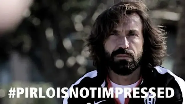 Ni dos bellezas pueden impresionar a Pirlo