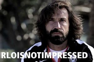 Ni dos bellezas pueden impresionar a Pirlo