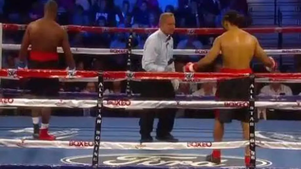 Celular de boxeador cae al ring en pleno combate