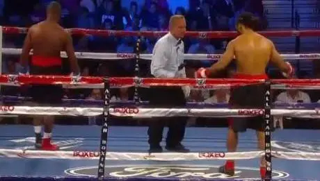 Celular de boxeador cae al ring en pleno combate
