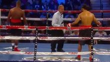 Celular de boxeador cae al ring en pleno combate