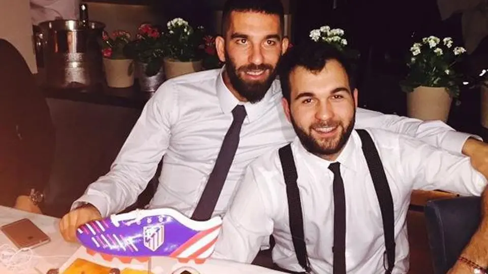 Arda Turan recibe pastel de cumpleaños con botín incluido