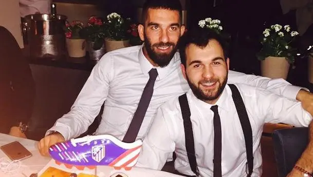 Arda Turan recibe pastel de cumpleaños con botín incluido
