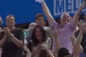 Mujer da el sí' a su novio en partido de Djokovic