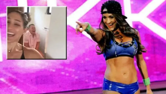 Nikki Bella le canta a John Cena mientras está en el baño
