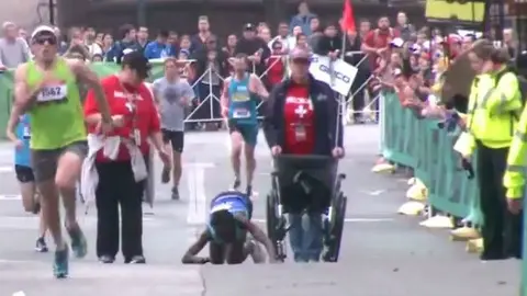 Maratonista llega gateando dramáticamente a la meta
