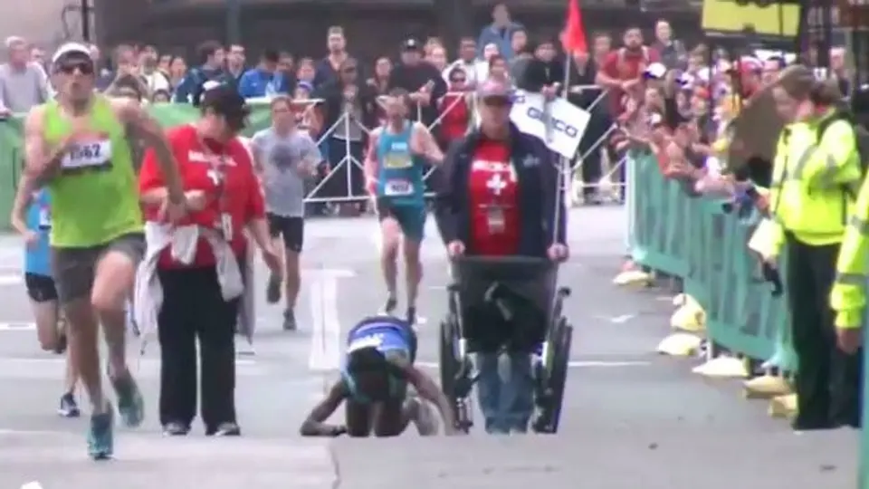 Maratonista llega gateando dramáticamente a la meta