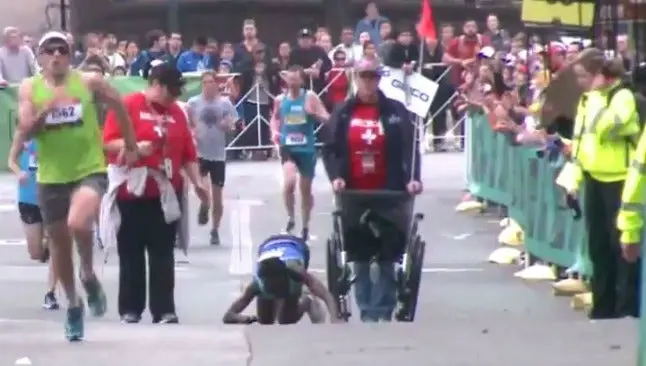 Maratonista llega gateando dramáticamente a la meta