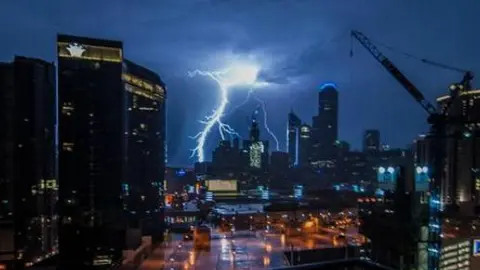 Impactante tormenta eléctrica azota Melbourne