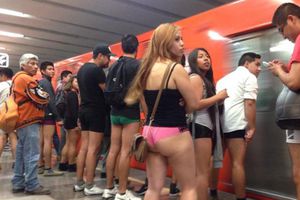 Capitalinos viajan en calzones en el Metro
