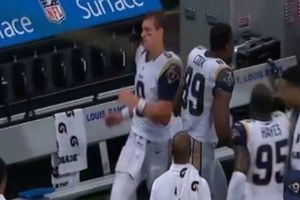 Receptor de Carneros explota con su QB tras pase incompleto