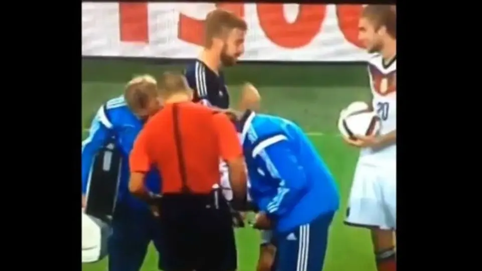 Futbolistas juegan piedra, papel o tijera, mientras Reus cae lesionado