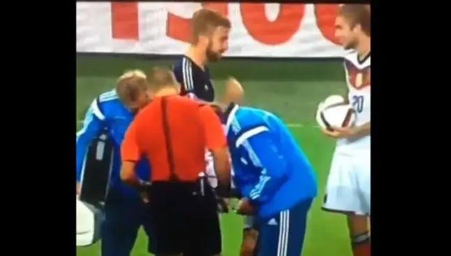 Futbolistas juegan piedra, papel o tijera, mientras Reus cae lesionado