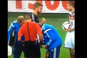 Futbolistas juegan piedra, papel o tijera, mientras Reus cae lesionado