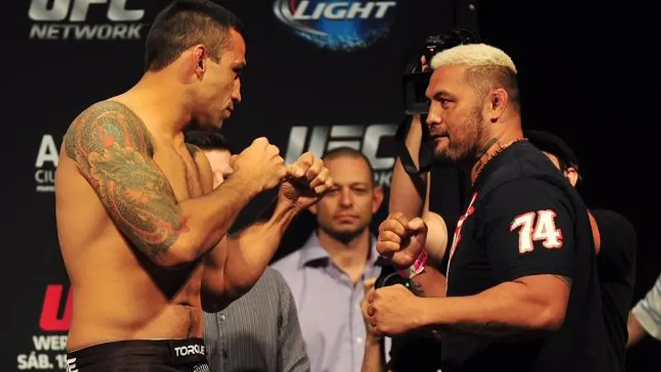 Werdum y Hunt superan la báscula en pesaje para UFC en México
