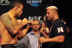 Werdum y Hunt superan la báscula en pesaje para UFC en México