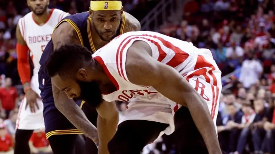 Harden, suspendido un juego por 'foul' a LeBron
