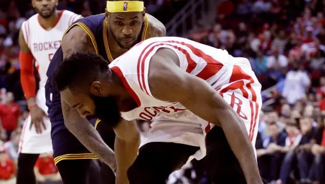Harden, suspendido un juego por 'foul' a LeBron