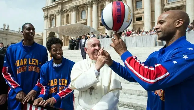 Papa Francisco convive con los Globetrotters en el Vaticano