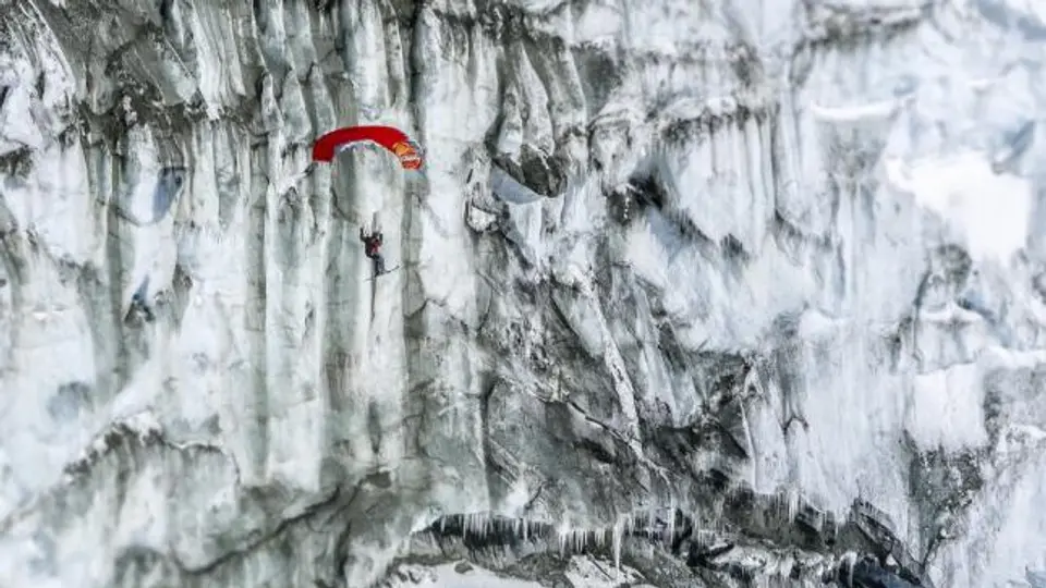 Speedriding, descenso extremo con esquís y paracaídas
