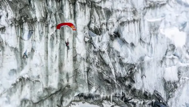 Speedriding, descenso extremo con esquís y paracaídas
