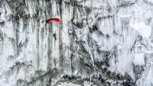 Speedriding, descenso extremo con esquís y paracaídas