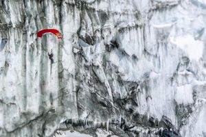 Speedriding, descenso extremo con esquís y paracaídas